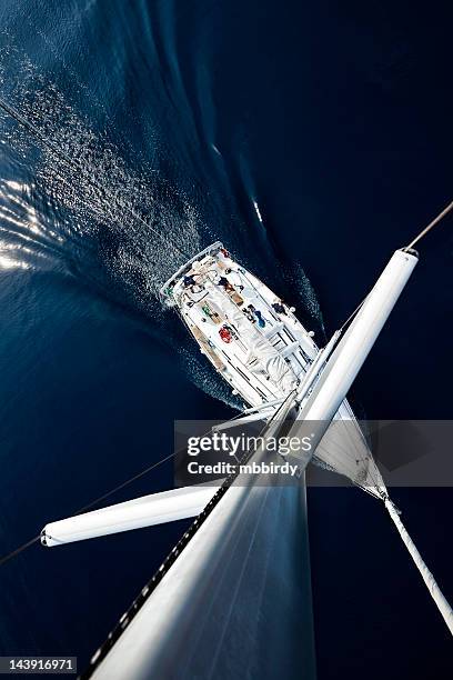 vela desde arriba - vela parte del barco fotografías e imágenes de stock