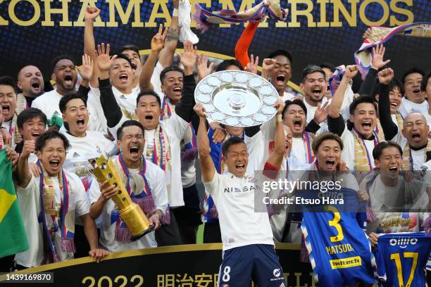 Players of Yokohama F.Marinos celebrate the victory as captain Takuya Kida lifts the trophy following the J.LEAGUE Meiji Yasuda J1 34th Sec. Match...