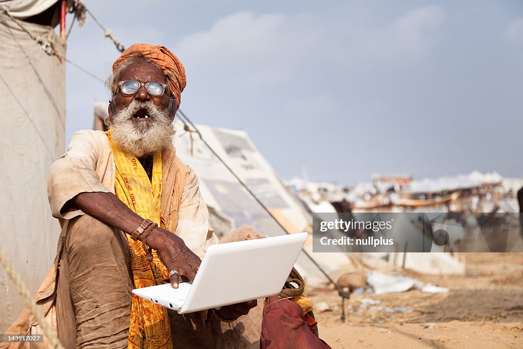 Indiano sadhu a navegar na internet