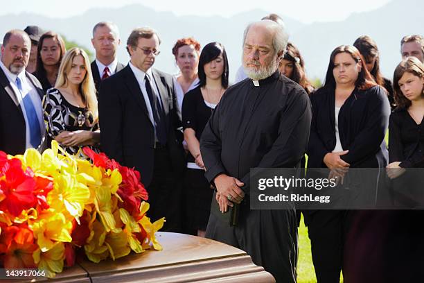 priester bei einer beerdigung - funeral stock-fotos und bilder