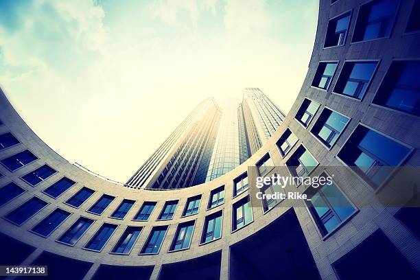 modernes gebäude mit sonnigen himmel - fluchtpunkt   stadt stock-fotos und bilder