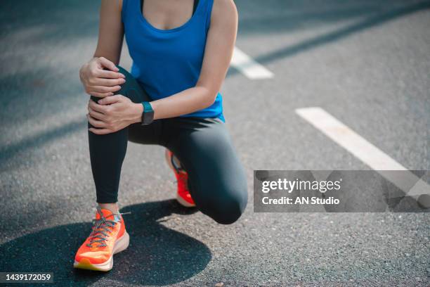 knee pain. sport injury, women has knee pain during outdoor exercise. sports running knee injury in women runner. - articulação humana - fotografias e filmes do acervo