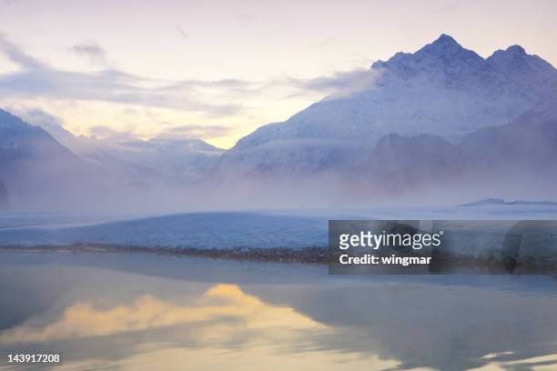 l'aube sur la rivière lech près de forchach, tyrol, autriche - lech valley photos et images de collection