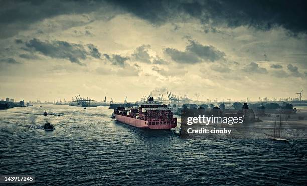 eingang zum hafen hamburg - containerschiffe stock-fotos und bilder