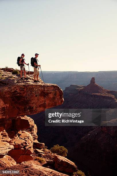 en el borde - distancia media fotografías e imágenes de stock