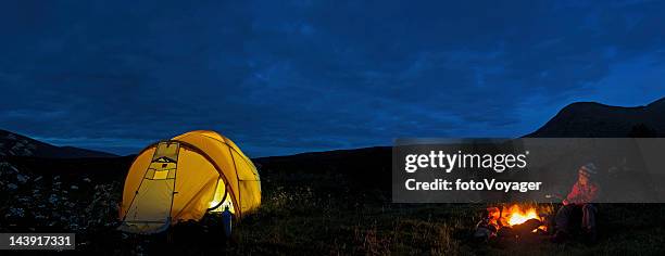 wilderness camp fire child toasing marshmallows scotland - glencoe scotland stock pictures, royalty-free photos & images