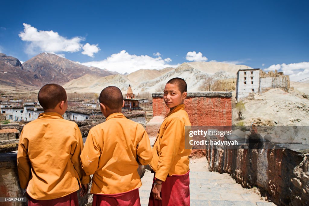 Novice Moines dans un monastère du Tibet.   Mustang.