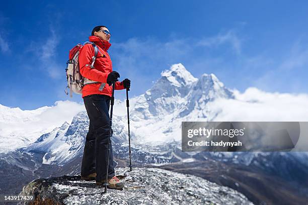 frau blickt auf berg ama dablam, mount everest national park - sagarmāthā national park stock-fotos und bilder