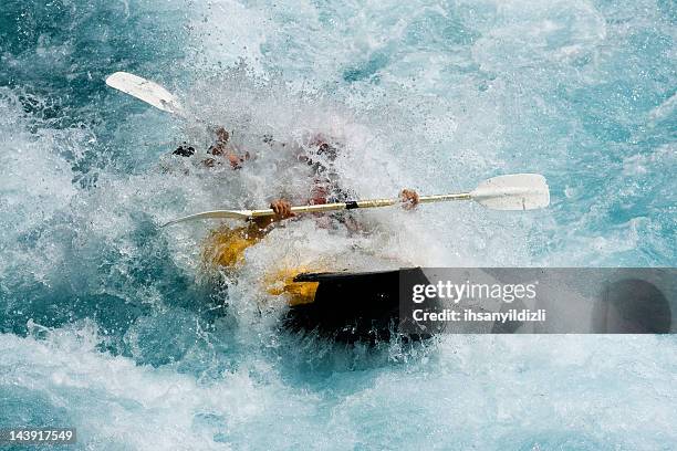 in zattera acqua bianca - rafting sulle rapide foto e immagini stock