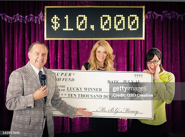 game show gewinner - fernsehshow moderator stock-fotos und bilder