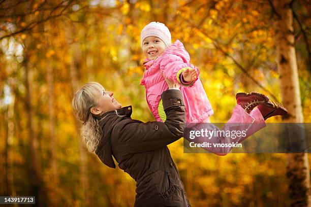 mutter mit tochter im herbst-park - best pictures of the day october 4 2011 stock-fotos und bilder