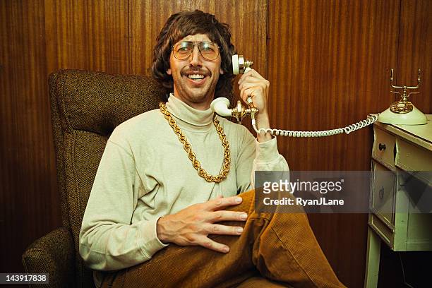 bling retro mustache man on phone - 1970s fashion stockfoto's en -beelden