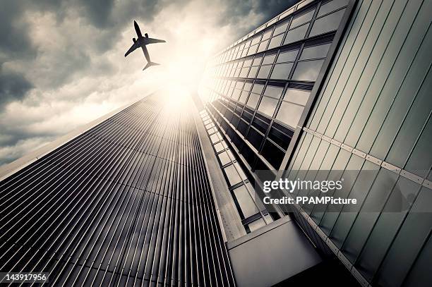 ビジネス amp \;;タワーズには、飛行機のシルエット - aircraft skyscrapers ストックフォトと画像