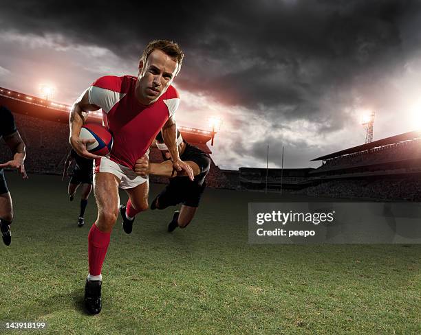 rugby courir avec le ballon - rugby tackle photos et images de collection