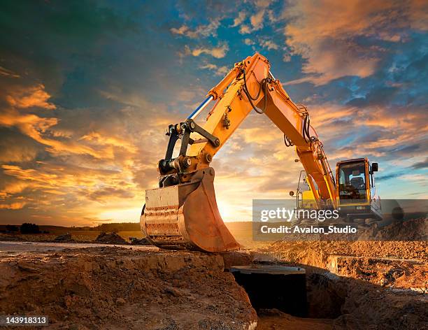 excavator auf baustelle - man and machine stock-fotos und bilder