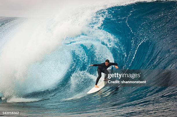 taking the drop - big wave surfing 個照片及圖片檔