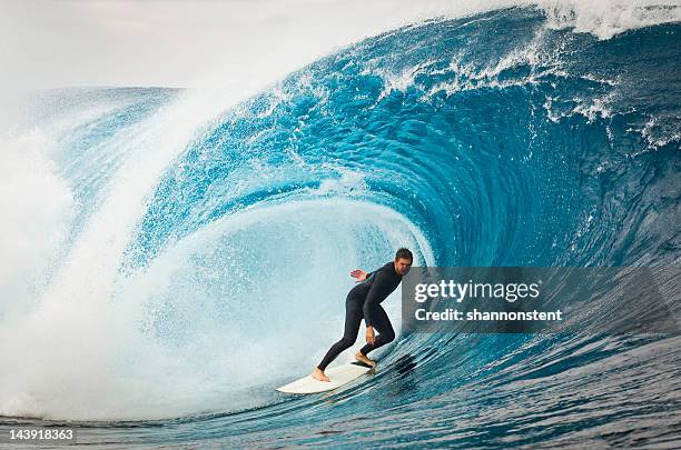 über allem stehen - big wave surfing stock-fotos und bilder