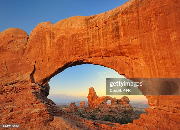 torreta arch visto a través de la ventana del norte al amanecer (xxxl - arches national park fotografías e imágenes de stock