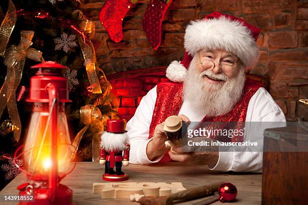 bilder von echten santa claus in seiner werkstatt, spielzeug - weihnachtsmann stock-fotos und bilder