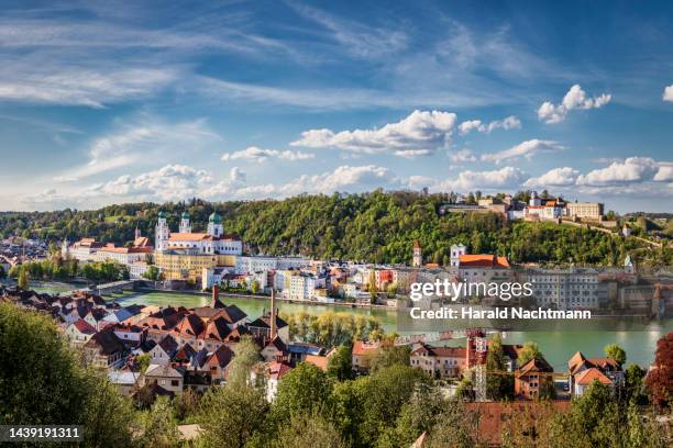 old town with st. stephens cathedral and veste oberhaus on the inn river, passau, bavaria, germany - river cruise stock-fotos und bilder