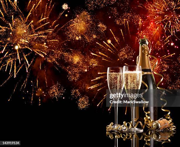 two glasses and a bottle of champagne on new years eve - exploding glass stockfoto's en -beelden