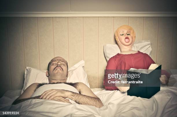 tiempo rutinas cama - blow up doll fotografías e imágenes de stock