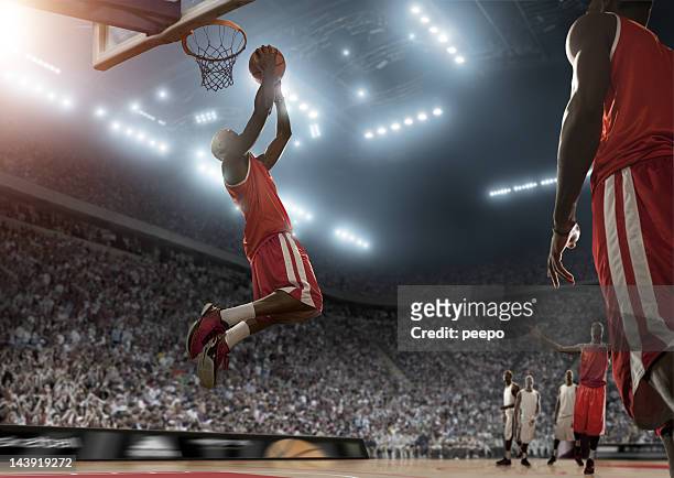 giocatore di basket punteggi durante il gioco - jump shot foto e immagini stock