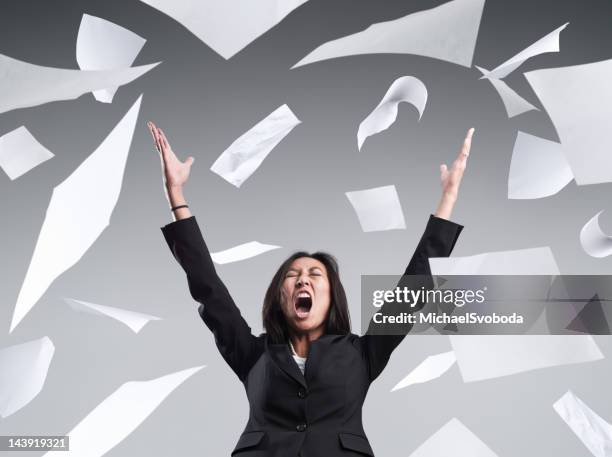 office frustration - gooien stockfoto's en -beelden