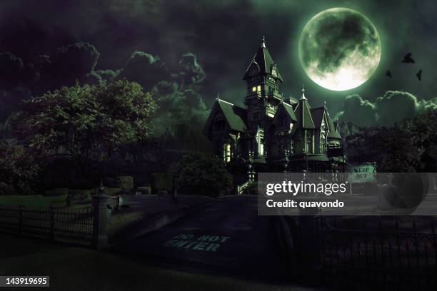 pleine lune dans la maison hantée avec cimetière d'halloween - chair de poule photos et images de collection