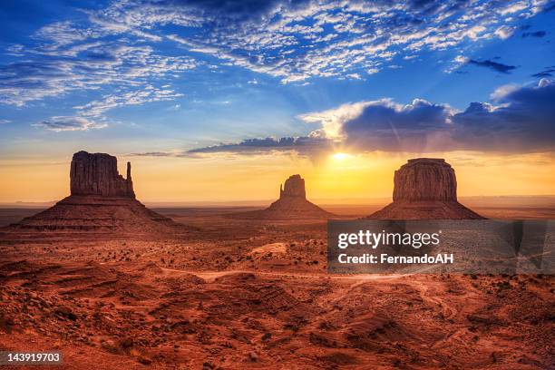 vale monument - parque tribal de monument valley imagens e fotografias de stock