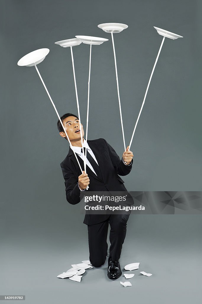 Jovem homem Chinês pratos fiação