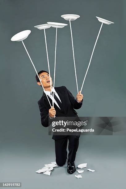 jovem homem tocando pratos chineses - rodar - fotografias e filmes do acervo