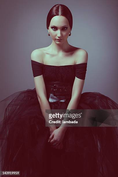 gothique femme en robe noire - goth photos et images de collection