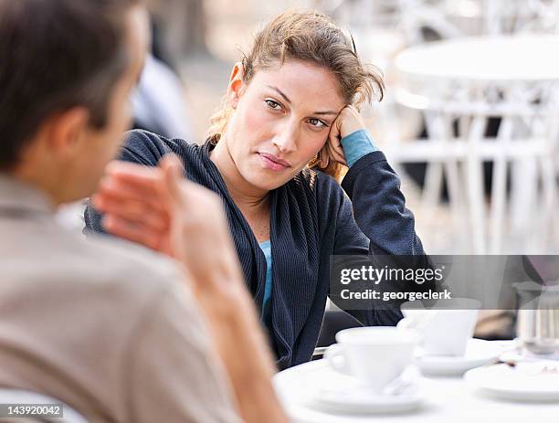 paar sprechen im café - unangenehmes rendezvous stock-fotos und bilder