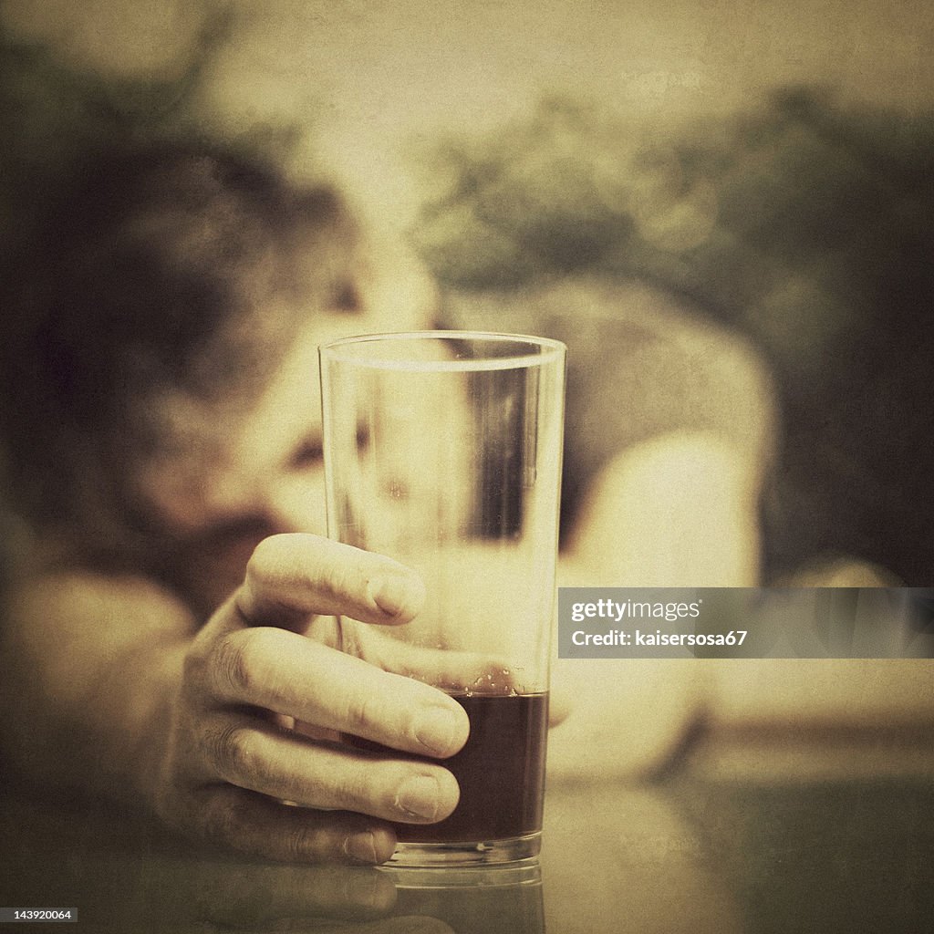 Ein deprimierter Mann Alkohol getrunken