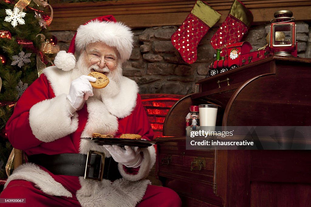 Fotografias do Real Santa Claus a desfrutar de leite e de cookies