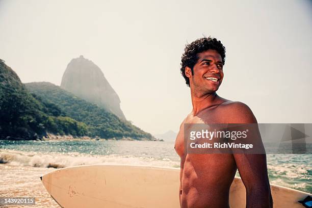 glücklich männlich surfer - südamerikanisch stock-fotos und bilder