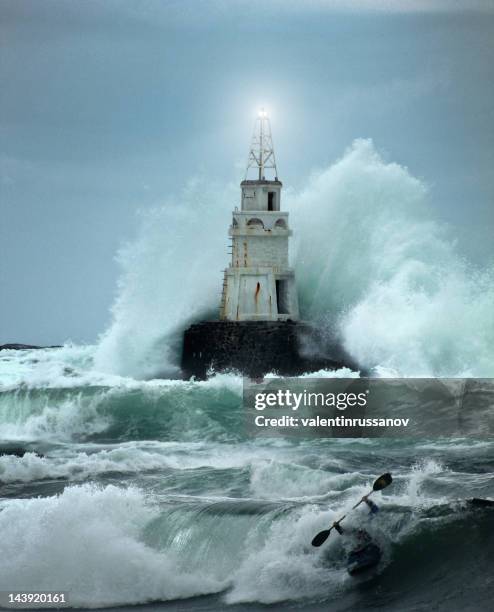 leuchtturm und storm - leuchtturm sturm stock-fotos und bilder