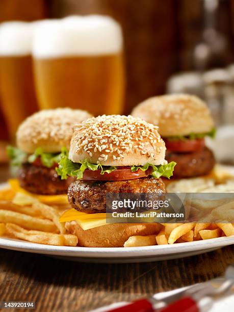 mini hamburguesa con queso y cervezas - little burger fotografías e imágenes de stock
