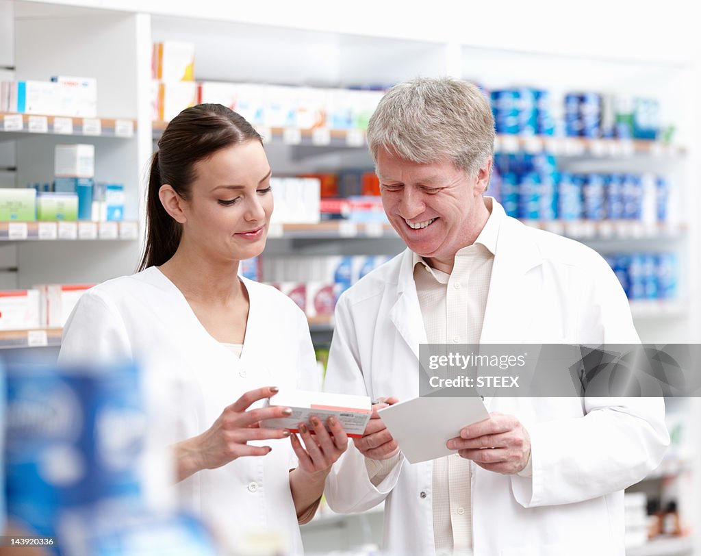 Sorridente profissionais verificar medicamento