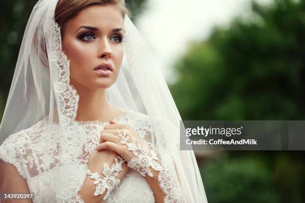 junge schöne braut - wedding veil stock-fotos und bilder
