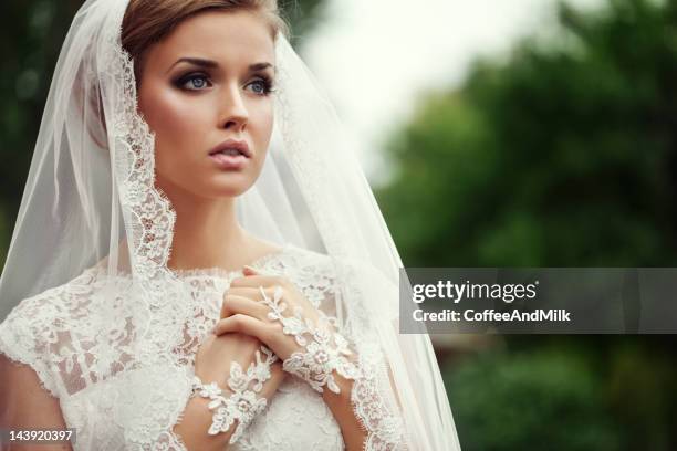 young beautiful bride - veil stockfoto's en -beelden