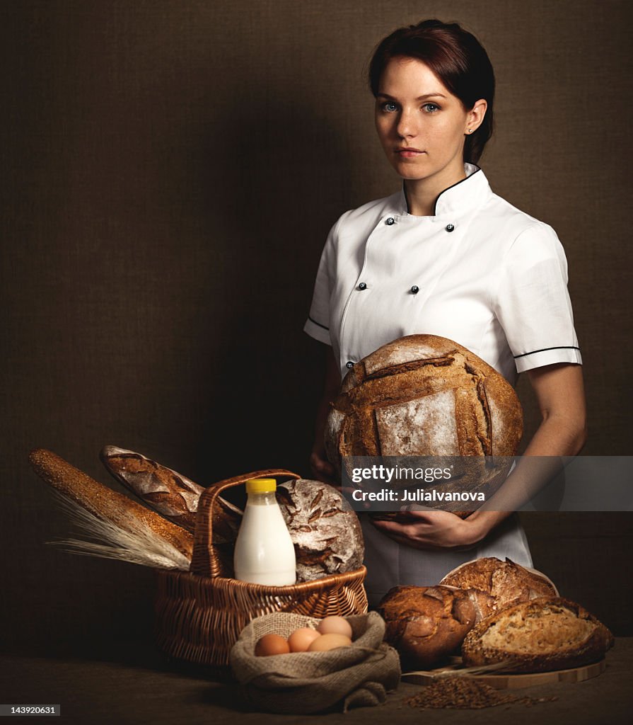 Baker hands holding en pan recién horneados.