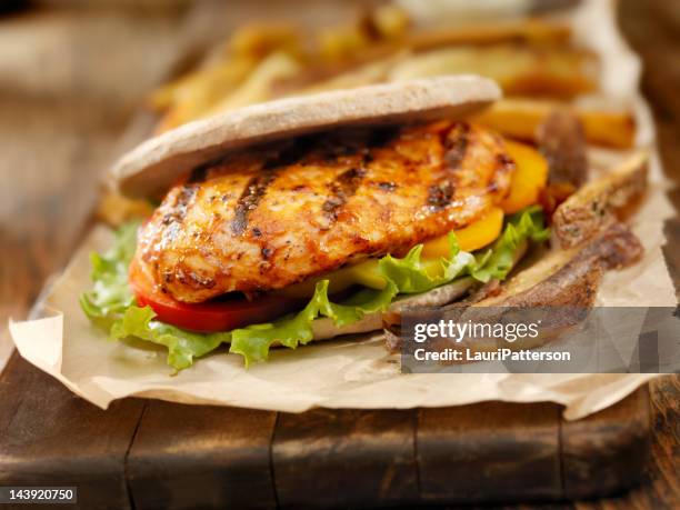 barbecue chicken breast burger - chicken burger stock-fotos und bilder