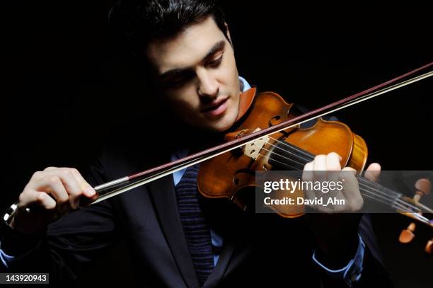 junge geiger - geigerin stock-fotos und bilder