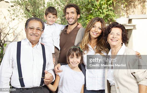 sonnige porträt der klassischen italienischen familie - italien familie stock-fotos und bilder