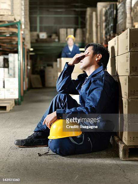 lavoratore oberati di lavoro giappone - stanchezza foto e immagini stock