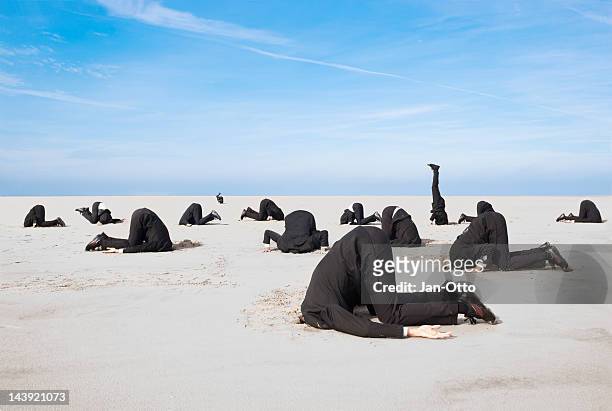 esconder la cabeza en el arena - evasión fotografías e imágenes de stock
