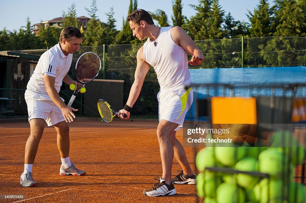 Tennis professor dando aula de