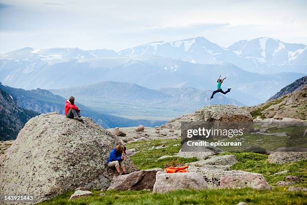 健康的で活気に満ちた女性の神話の空気 - rocky mountain national park ストックフォトと画像